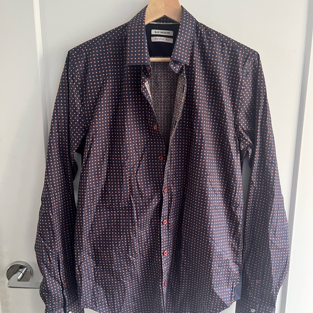 Elegant Men's Patterned Button-Down Shirt